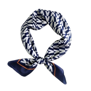 Carré de soie chic bleu marine et blanc avec motifs géométriques et bordure orange