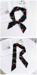 Détail d'un foulard en soie à motif renard utilisé comme bandeau ou accessoire de sac