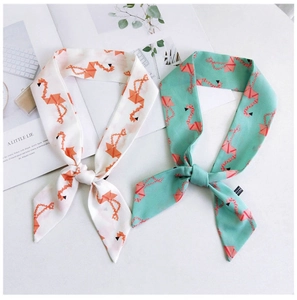 Détail de foulards étroits à motif géométrique de flamant orange pour sacs et cheveux
