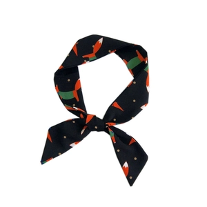 Foulard twilly étroit en soie avec motif renard orange et pois dorés sur fond noir