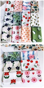 Vue détaillée de foulards aux motifs floraux variés avec des finitions de bords soignées