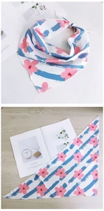 Vue détaillée du foulard triangle à fleurs avec rayures bleues et roses pour animaux
