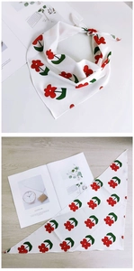 Vue détaillée du foulard triangle à motif floral rouge avec finitions de couture nettes
