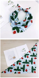 Détail d'un foulard triangle bleu clair avec imprimé fraises rouges et petites fleurs blanches