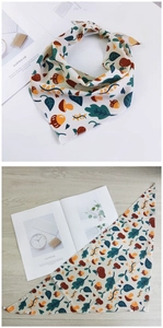 Détail d'un bandana triangulaire pour animaux avec motifs d'automne et glands
