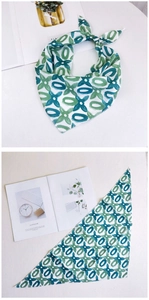 Foulard triangle à fleurs avec motifs géométriques verts et style nœud à plat