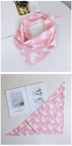 Vue détaillée du foulard rose avec imprimé cygne blanc et tissu soyeux brillant