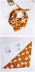 Détail d'un foulard triangle floral jaune gingembre avec grands motifs de fleurs blanches