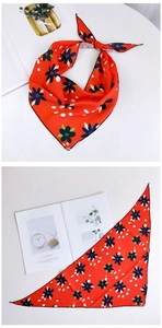 Vue détaillée d'un foulard en soie rouge à motifs floraux et finitions des bords