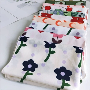 Empilement de bandanas aux motifs floraux et fruités avec bords finis de qualité