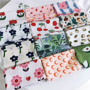 Ensemble de foulards triangles à imprimé floral avec divers motifs et bords ourlés