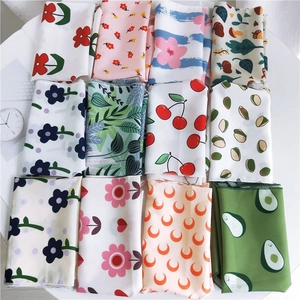 Collection de foulards à imprimé fleuri avec motifs cerise et avocat sur tissu satiné