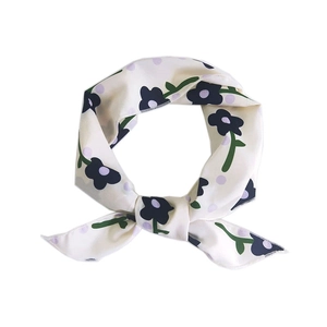 Foulard en soie triangle à fleurs et pois violets pour cheveux et accessoires