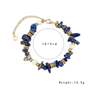 Bracelet bohème en acier inoxydable avec pierres bleues et perles sur fond blanc