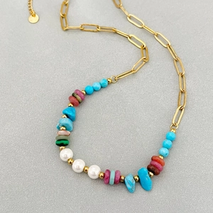 Collier bohème en pierres multicolores et perles avec chaîne trombone en titane doré
