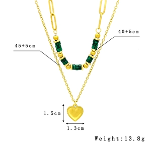 Collier double rang doré avec pendentif cœur, perles vertes et détails de mesure