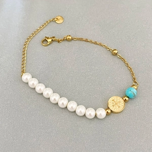 Armband aus 18K vergoldetem Edelstahl mit weißen Perlen, blauem Türkis und heiliger Medaille