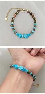 Détail d'un bracelet en perles avec turquoise, pierres brunes et fermoir doré réglable