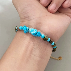 Bracelet fait main en pierres naturelles bleues avec chaîne ajustable dorée élégante