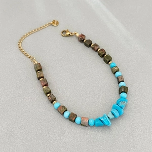 Bracelet bohème en perles de pierres naturelles colorées et chaîne en acier doré