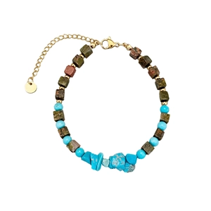 Bracelet bohème en perles de pierre naturelle avec turquoise et fermoir doré sur fond blanc