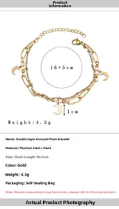 Détail du bracelet double couche en trombones dorés avec croissant de lune et perles