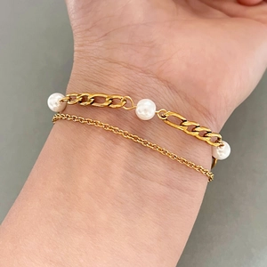 Double-layered 18k gold plated stainless steel bracelet with white pearls and OT clasp