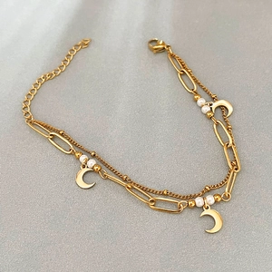 Bracelet double chaîne trombone dorée avec pendentifs lune et perles blanches