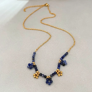 Halskette aus vergoldetem Edelstahl mit blauen Sodalith-Perlen in feiner Blumenform für Damen