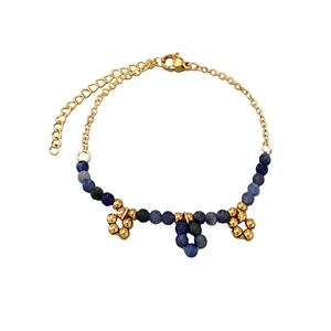Halskette mit blauen Sodalith-Perlen, goldenen Blumendetails und verstellbarem Verschluss
