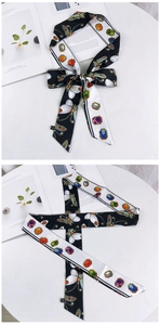 Détail d'un foulard étroit de 155 cm en imitation soie avec imprimé papillon
