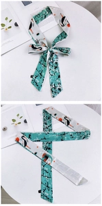 Vue détaillée du foulard 155cm double face avec motif de grue et étiquette de soin