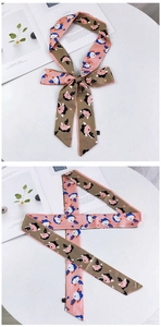 Détail d'un foulard en soie double face avec des motifs de personnages de dessins animés