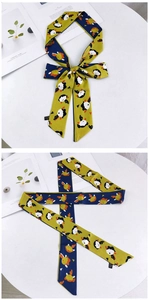 Détail d'un foulard long de 155cm en soie avec imprimé cartoon noué en boucle