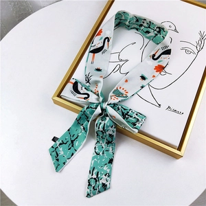 Foulard en soie de 155cm avec motifs grues et imprimés floraux en menthe et ivoire