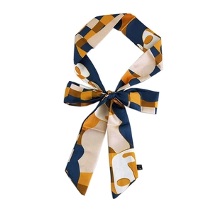 Foulard en soie rétro de 155cm avec motifs géométriques bleu marine et jaune noué en ruban