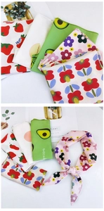 Détail de foulards à motifs floraux avec fraises, avocats et imprimés vintage