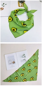 Détail du foulard à imprimé avocat montrant le motif vert vif et la texture de l'ourlet