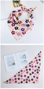 Détail d'un foulard en soie rose clair avec motifs floraux vintage et texture satinée lisse