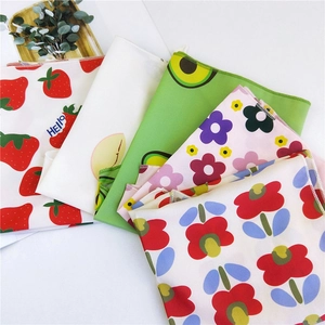 Lot de foulards à imprimé floral avec motifs fraise et avocat sur fond blanc