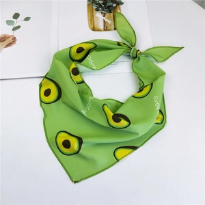 Foulard vert frais avec imprimés artistiques d'avocat et texture soyeuse élégante