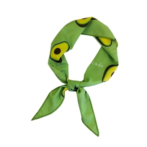 Petit foulard en soie vert avec imprimé avocat et nœud élégant pour femmes