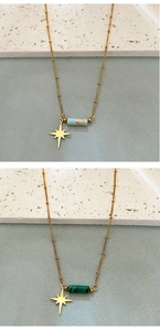 Détail de pendentifs étoile avec pierres cylindriques bleues et vertes en or