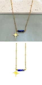 Détail du pendentif étoile dorée et perle de marbre bleu sur chaîne en acier inoxydable