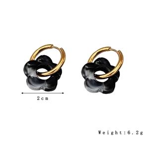Orecchini a cerchio in acciaio placcati oro 18K con fiori in resina neri e bianchi