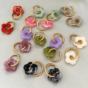 Orecchini a cerchio con fiori colorati in acciaio inossidabile placcato oro 18 carati