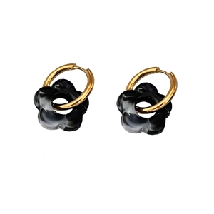 Orecchini a cerchio placcati oro 18K con ciondoli a fiore in resina bianca e nera da donna