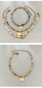Ensemble de trois bracelets en pierres naturelles avec disques en or 18k et fermoirs mousqueton