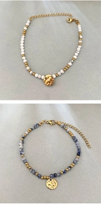 Détail d'un bracelet perlé avec disques en or 18 carats et pierres naturelles sur tissu