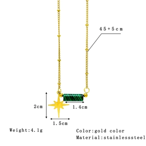 Collier en acier doré avec pendentif pilier en pierre verte et étoile 45cm